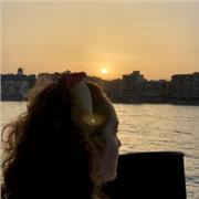 Tengo certificación B2. Mi título universitario es en ADE y he dado clases de apoyo de inglés a principiantes